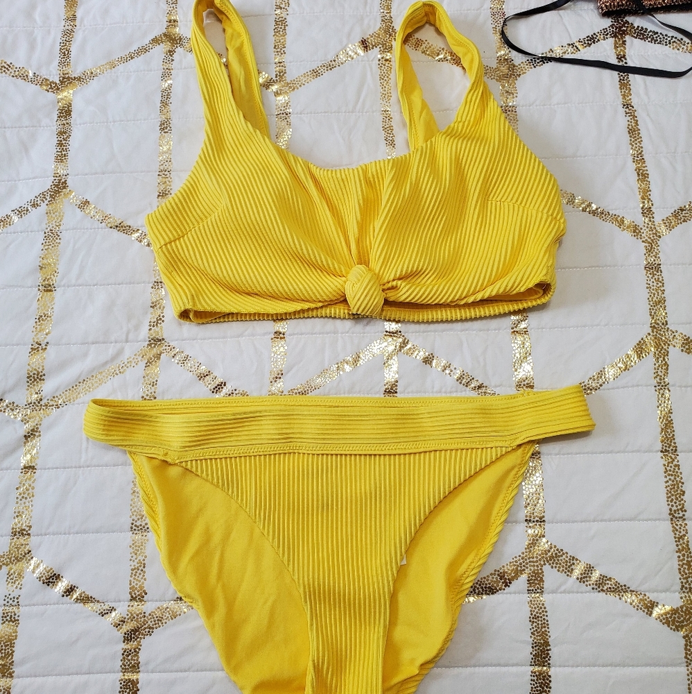 Bikini - Picture 1 of 1